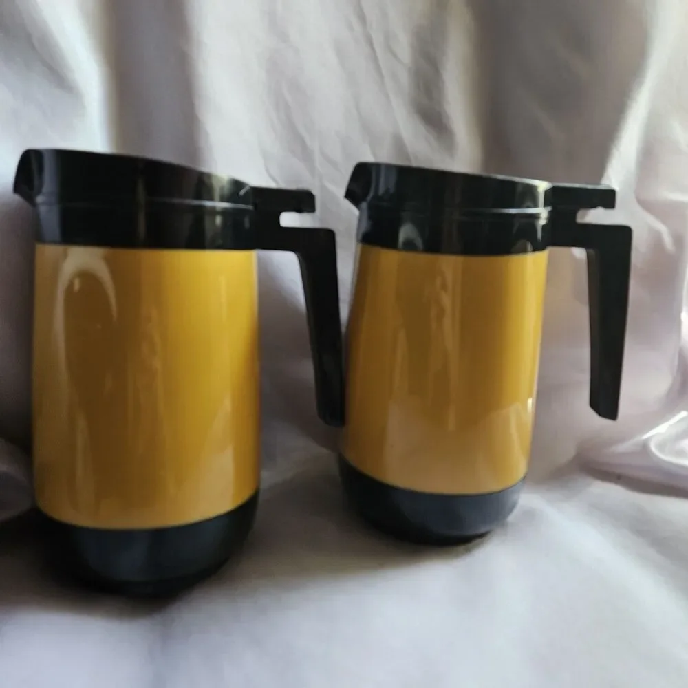 SET VINTAGE 48 OZ COFFEE INSULATED PITCHER GOLD BLACK FLIP LID RUBBERMAID